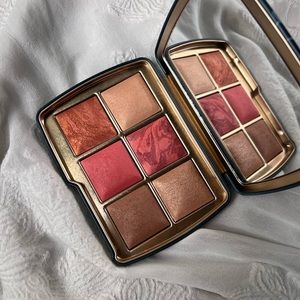 Hourglass holiday palette